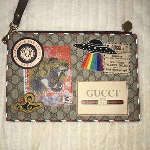 gucci courrier gg supreme pouch